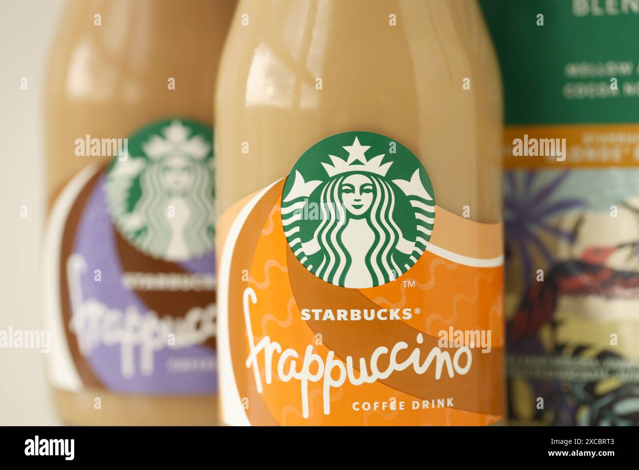 KIEV, UCRAINA - 20 APRILE 2024 Starbucks Frappuccino Coffee drink. Starbucks con sede a Seattle è la più grande azienda di caffè al mondo, con oltre 20.000 negozi in 62 paesi Foto Stock