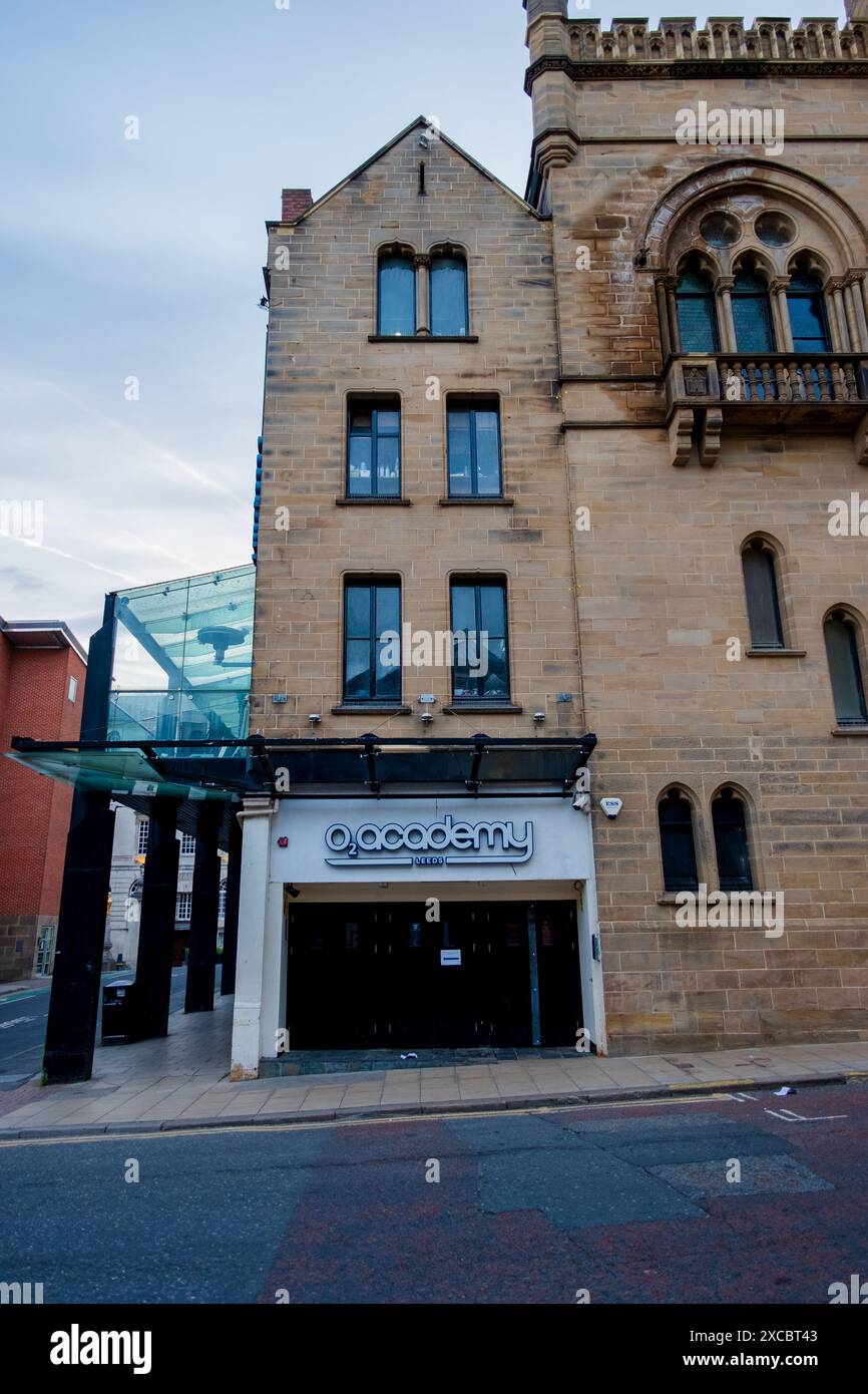 Leeds Inghilterra: 2 giugno 2024: Una vista dell'esterno della Leeds O2 Academy, un luogo di ritrovo musicale ospitato in un edificio storico. Foto Stock