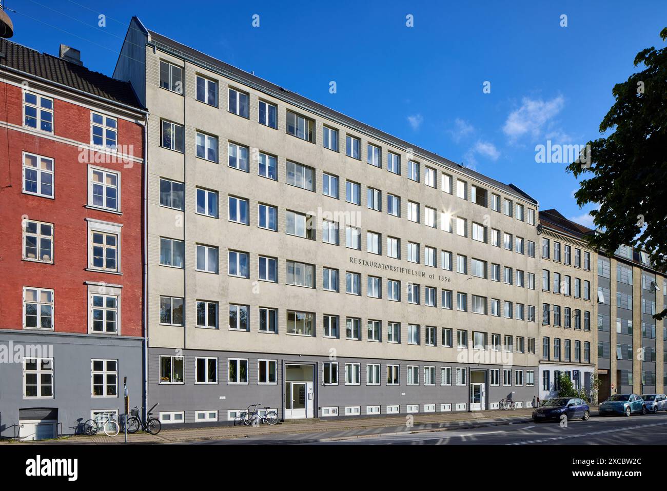 Restauratørstiftelsen, edificio di appartamenti progettato da Christian Mandrup-Poulsen, 1938; Øster Voldgade, Copenaghen, Danimarca Foto Stock