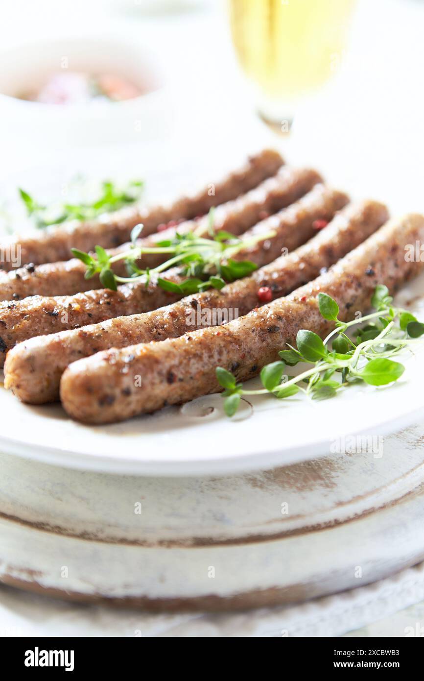 Salsicce bianche arrostite su sfondo di legno luminoso. Copia spazi. Foto Stock