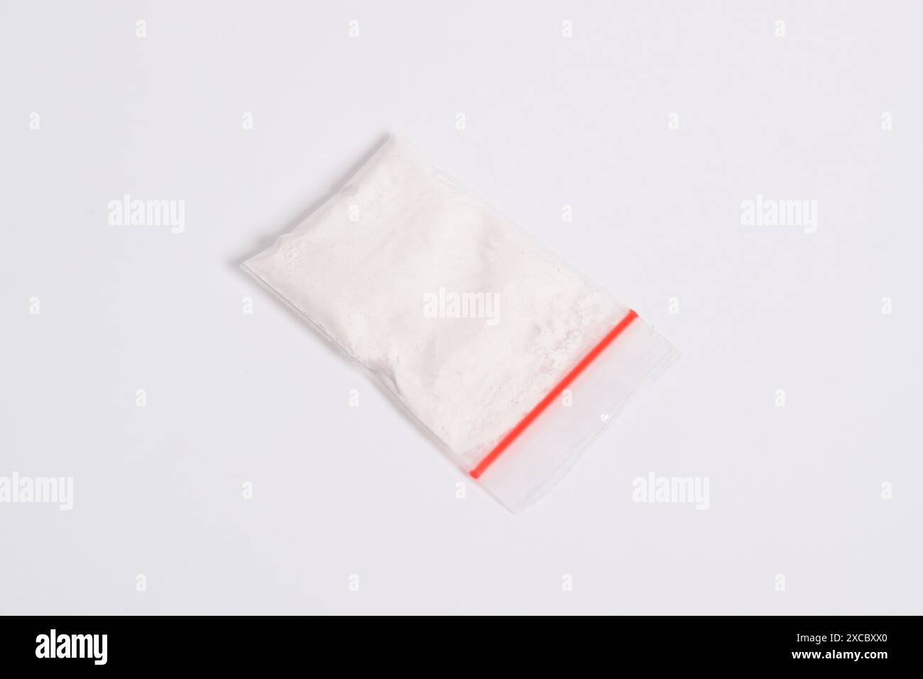 Cocaina in confezione di plastica isolata su sfondo bianco. illustrazione di sostanze illegali, polvere bianca, narcotici Foto Stock