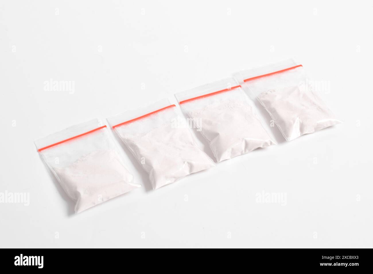 Cocaina in confezione di plastica isolata su sfondo bianco. illustrazione di sostanze illegali, polvere bianca, narcotici Foto Stock