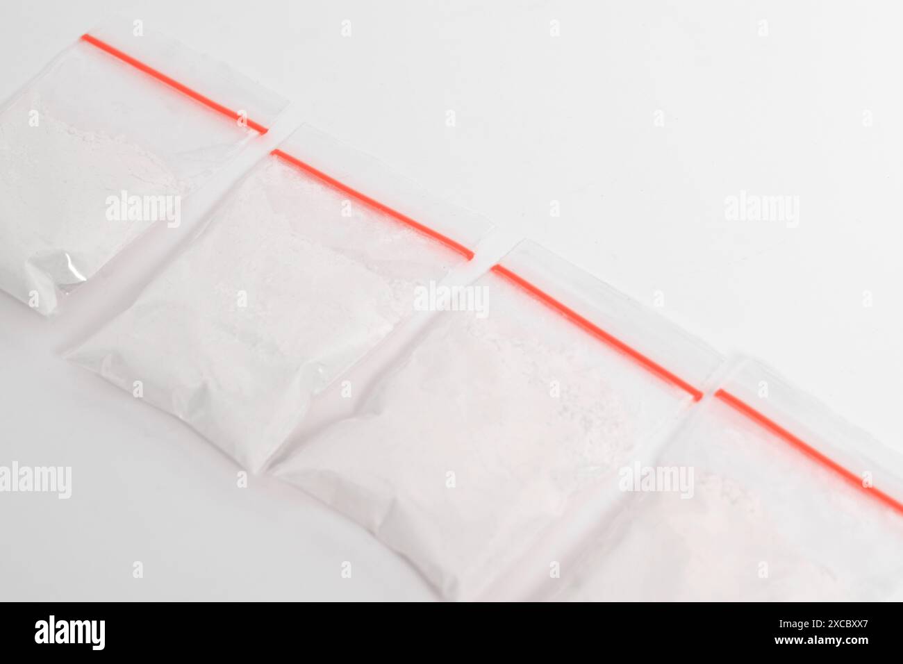 Cocaina in confezione di plastica isolata su sfondo bianco. illustrazione di sostanze illegali, polvere bianca, narcotici Foto Stock