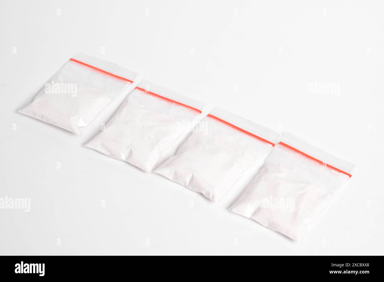 Cocaina in confezione di plastica isolata su sfondo bianco. illustrazione di sostanze illegali, polvere bianca, narcotici Foto Stock