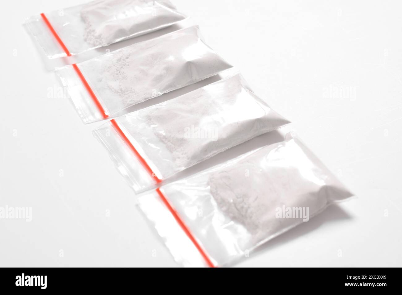 Cocaina in confezione di plastica isolata su sfondo bianco. illustrazione di sostanze illegali, polvere bianca, narcotici Foto Stock