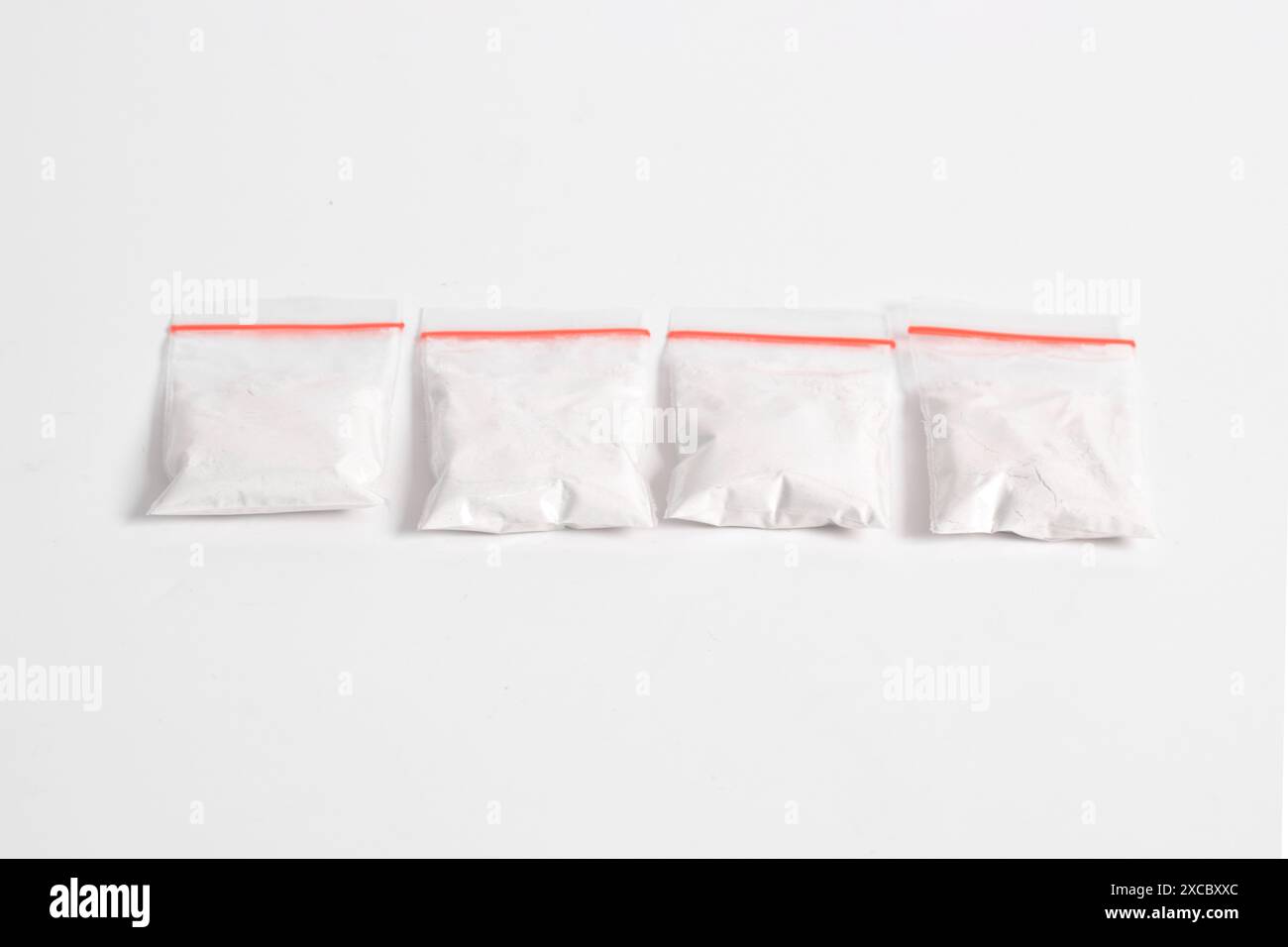 Cocaina in confezione di plastica isolata su sfondo bianco. illustrazione di sostanze illegali, polvere bianca, narcotici Foto Stock