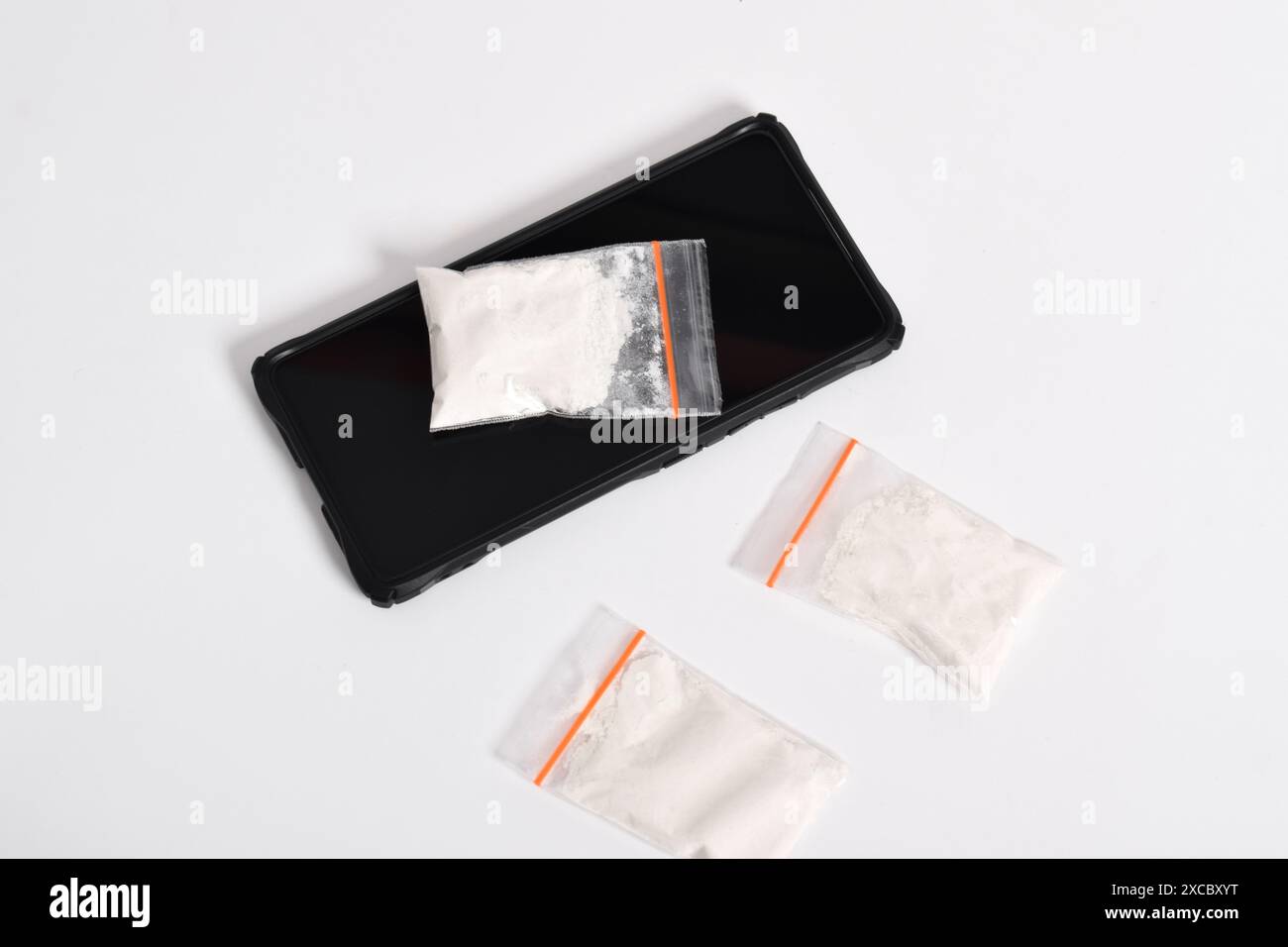 Cocaina in confezione di plastica isolata su sfondo bianco. illustrazione di sostanze illegali, polvere bianca, narcotici Foto Stock