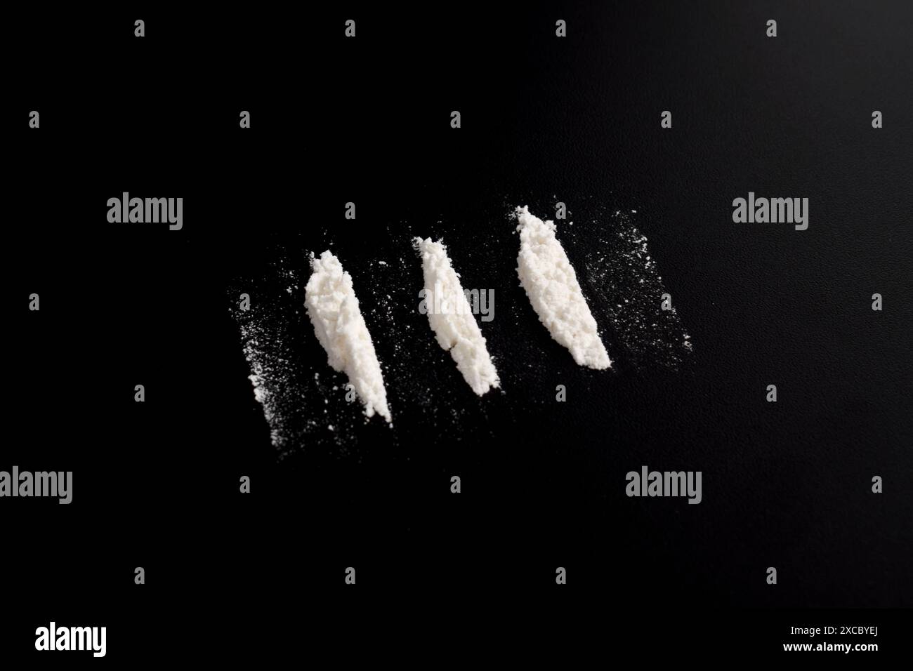 Linee di cocaina isolate su backgound nero. illustrazione di sostanze stupefacenti illegali Foto Stock