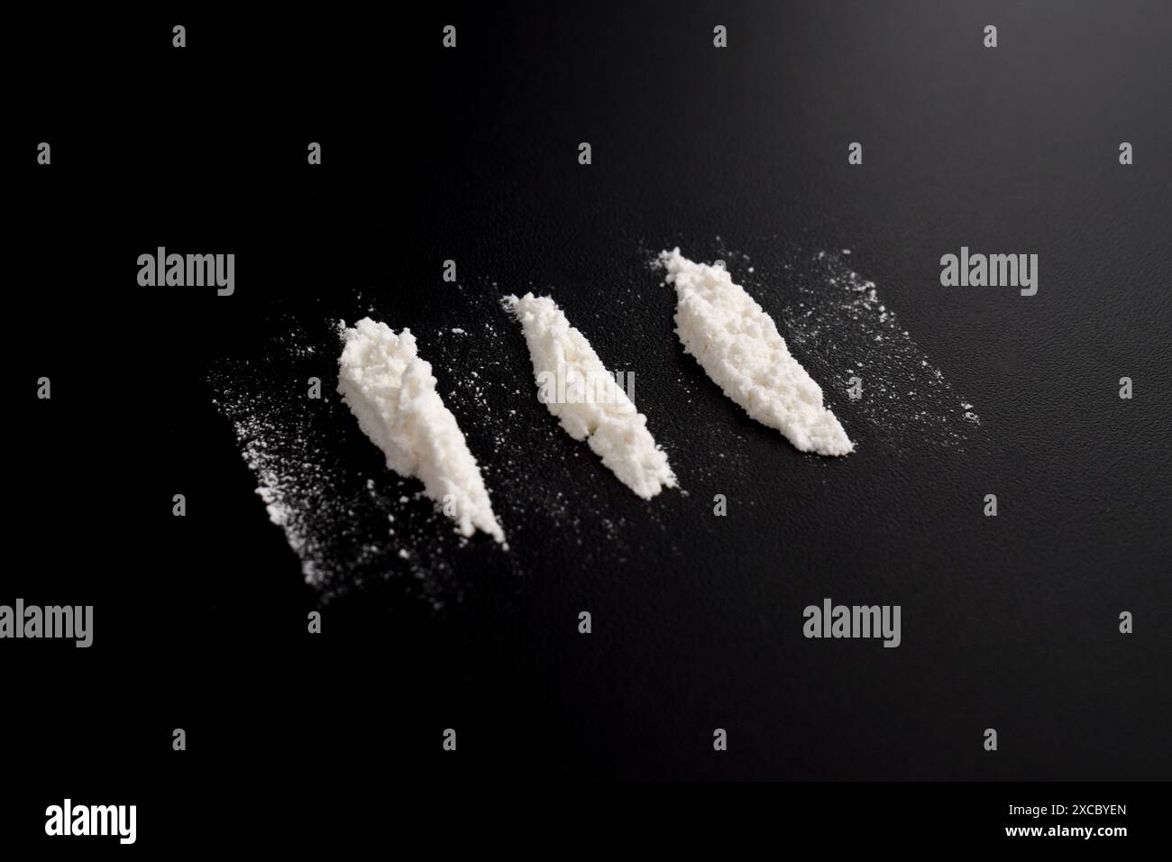 Polvere di cocaina in tre linee isolata su sfondo nero. illustrazione di sostanze stupefacenti illegali Foto Stock