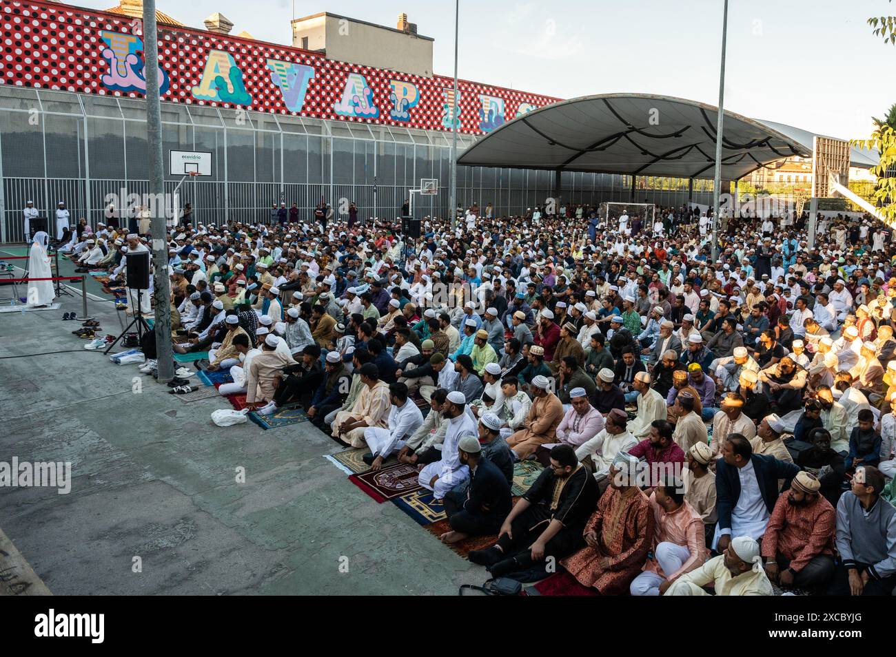 Madrid, Spagna. 16 giugno 2024. La comunità musulmana di Madrid si è riunita per la preghiera di Eid al-Adha. EID al-Adha, noto anche come il "Festival del sacrificio", è un'importante festa islamica celebrata in tutto il mondo che coincide anche con il pellegrinaggio dell'Hajj alla Mecca. Crediti: Marcos del Mazo/Alamy Live News Foto Stock