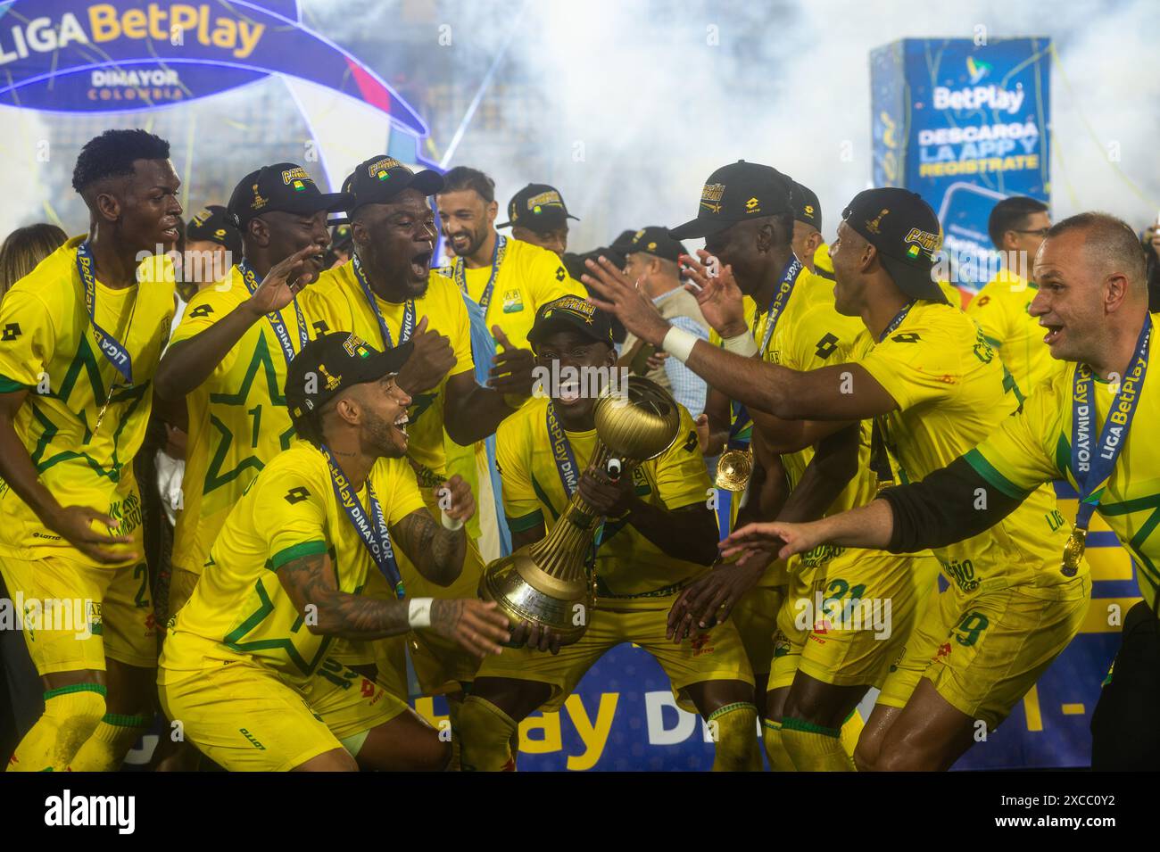 Bogotà, Colombia. 15 giugno 2024. I giocatori dell'Atletico Bucaramanga festeggiano con la coppa della finale di BetPlay Dimayor League tra l'Independiente Santa Fe e l'Atletico Bucaramanga allo stadio El Campin di Bogotà, Colombia, 15 giugno 2024. L'Atletico Bucaramanga ha vinto il campionato dopo aver sconfitto l'Independiente Santa Fe per 5 a 6 in un turno di rigore per il titolo e aver vinto la loro prima stella. Foto di: Sebastian Barros/Long Visual Press credito: Long Visual Press/Alamy Live News Foto Stock