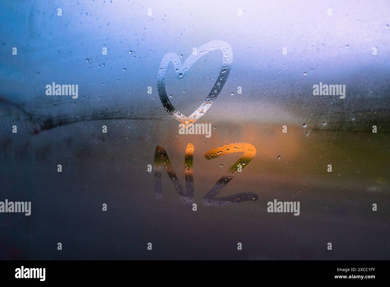 Concetto di simbolo cuore d'amore sulla finestra con la lettera NZ e condensazione di vapore Foto Stock