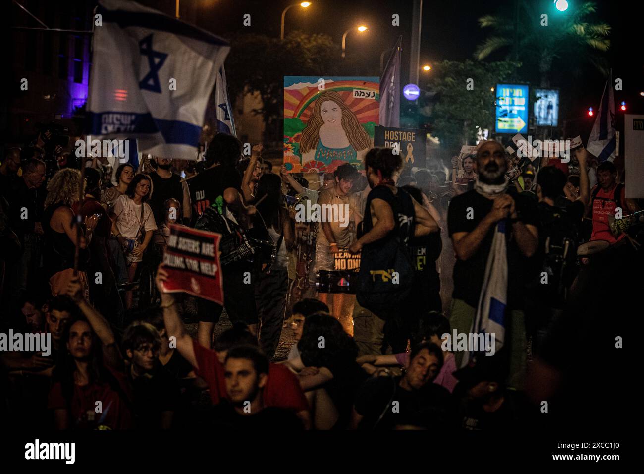 Tel Aviv, Israele. 15 giugno 2024. I manifestanti tengono l'aup un segno con l'immagine di Nama Levy, tenuto in ostaggio da Hamas a Gaza durante una manifestazione a Tel Aviv, sabato 15 giugno 2024. Decine di migliaia di manifestanti si sono riuniti in decine di luoghi in Israele sabato sera, chiedendo di porre fine alla guerra a Gaza per un accordo di ostaggi e nuove elezioni poche ore dopo la notizia di otto soldati israeliani uccisi in un'esplosione a Rafah sabato mattina. Foto di Eyal Warshavsky. Crediti: Eyal Warshavsky/Alamy Live News Foto Stock