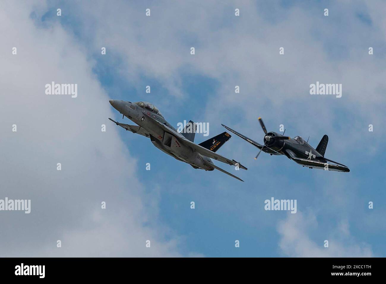 Un F/A-18 Super Hornet dalla Naval Air Station Oceana e un FG-1D Corsair eseguono un volo Legacy della Marina degli Stati Uniti sopra l'Aeroporto Internazionale di Rickenbacker, J Foto Stock