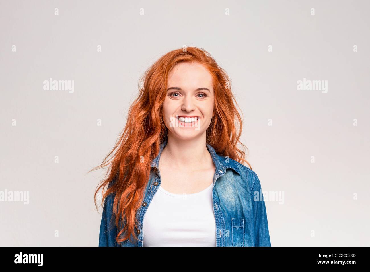 Donna con capelli rossi che indossa la giacca Jean Foto Stock