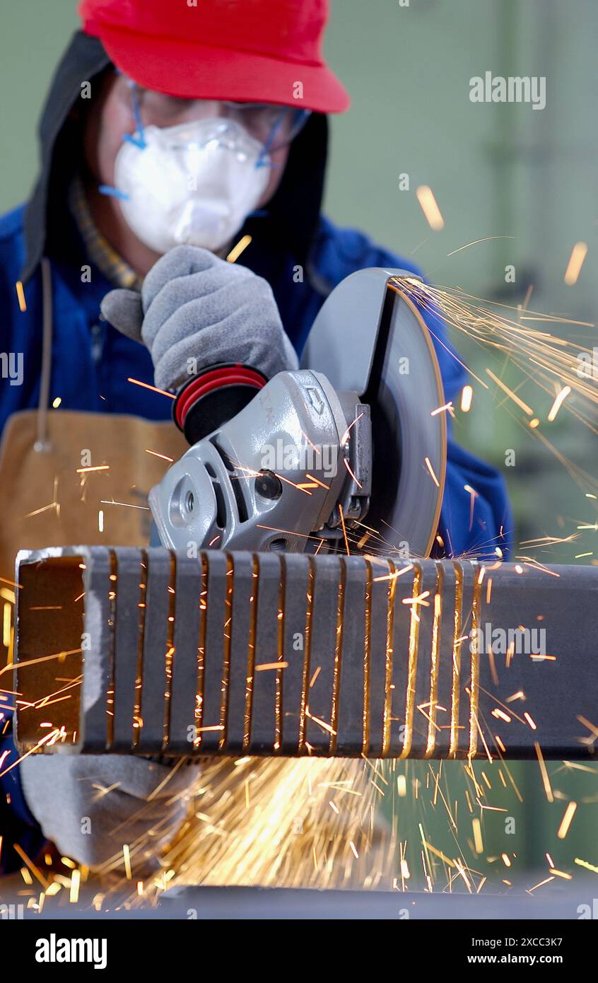 Test di controllo qualità del disco abrasivo per il taglio di metallo con elettronica whetstone. Industria del metallo. Foto Stock