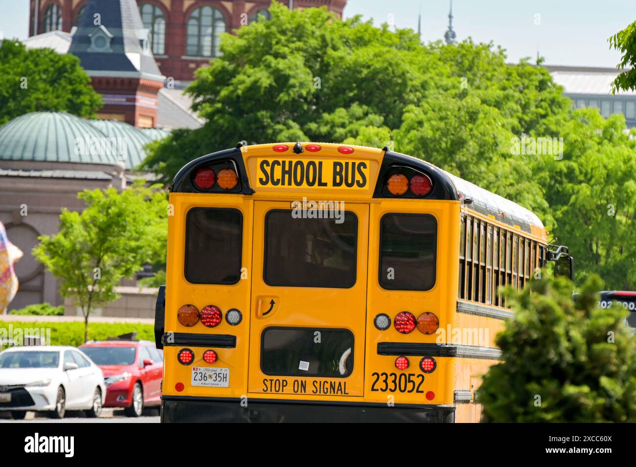 Washington DC, USA - 30 aprile 2024: Vista posteriore di uno scuolabus nel centro di Washington DC Foto Stock