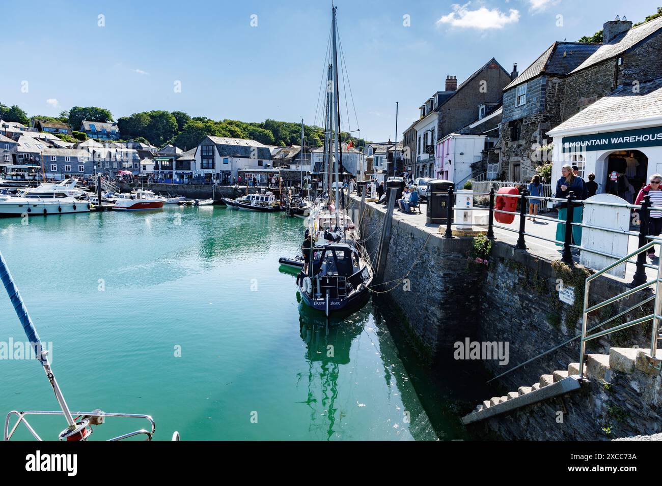 Padstow, Cornovaglia Regno Unito: Il porto e la North Quay Parade in una giornata di sole. Foto Stock