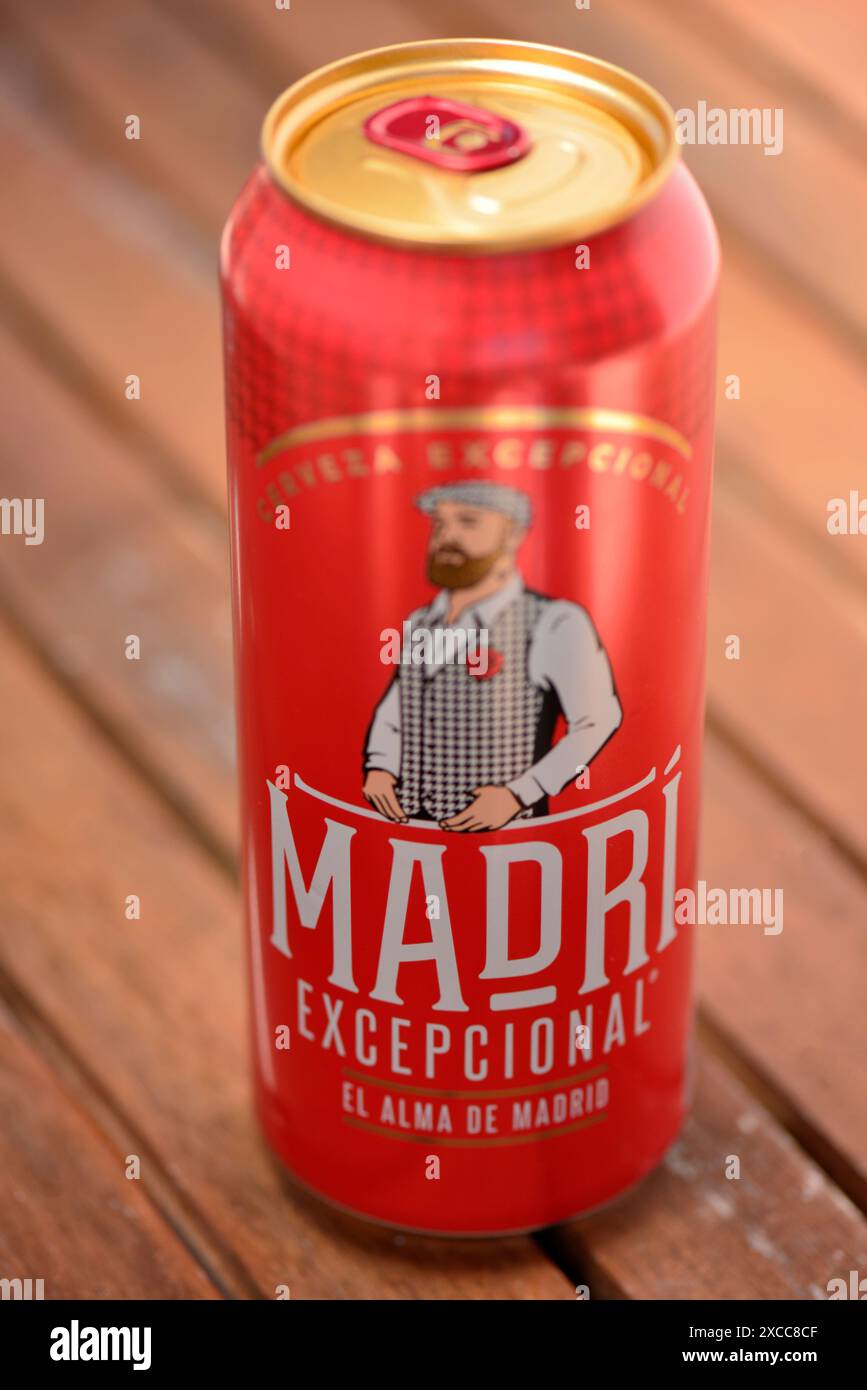 Birra Madri eccezionale birra spagnola Cerveza rossa all'aperto su un tavolo di legno Foto Stock