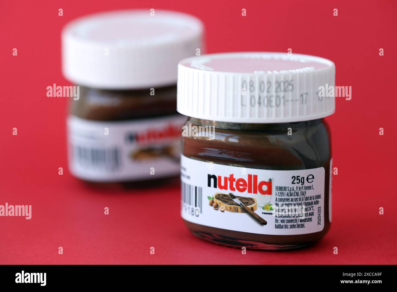KIEV, UCRAINA - 20 APRILE 2024 Mini Nutella da 25 g su sfondo rosso primo piano Foto Stock