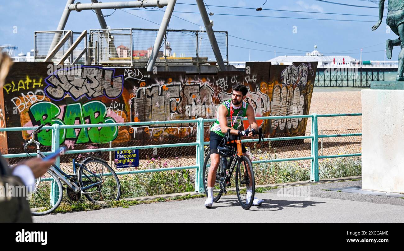 Brighton Regno Unito 16 giugno 2024 - tempo di riposo per questo ciclista Brighton dopo aver completato il 54 miglia British Heart Foundation London to Brighton Bike Ride Today che attira migliaia di piloti ogni anno: Credit Simon Dack / Alamy Live News Foto Stock