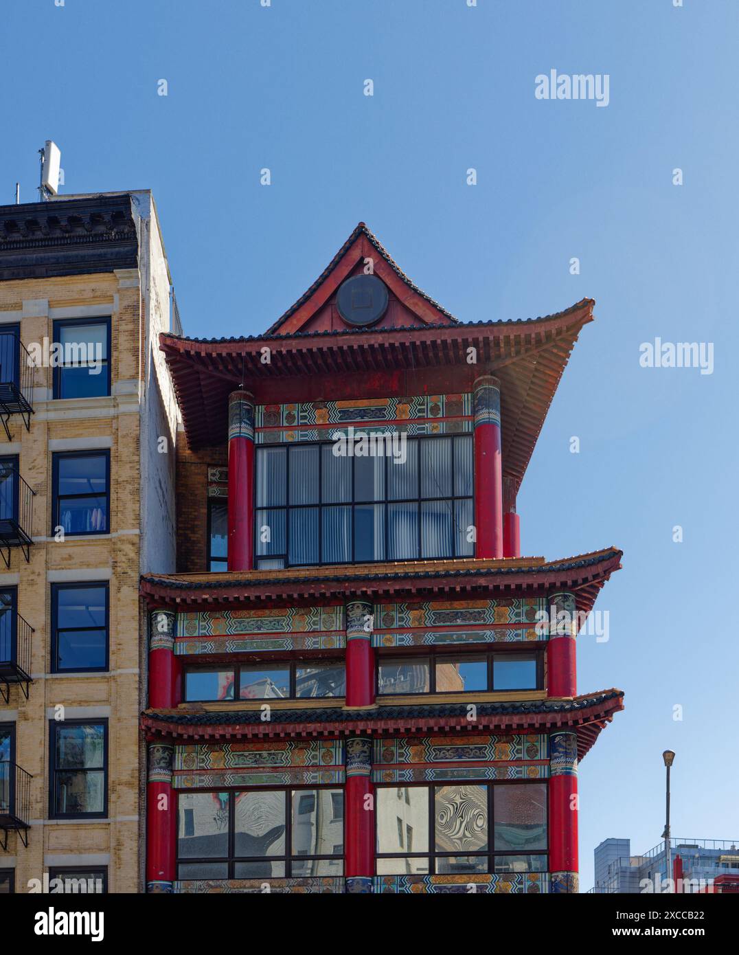 NYC Chinatown: Originariamente Golden Pacific National Bank, questo edificio commerciale in stile pagoda ora ospita anche un negozio di souvenir e un ristorante. Foto Stock
