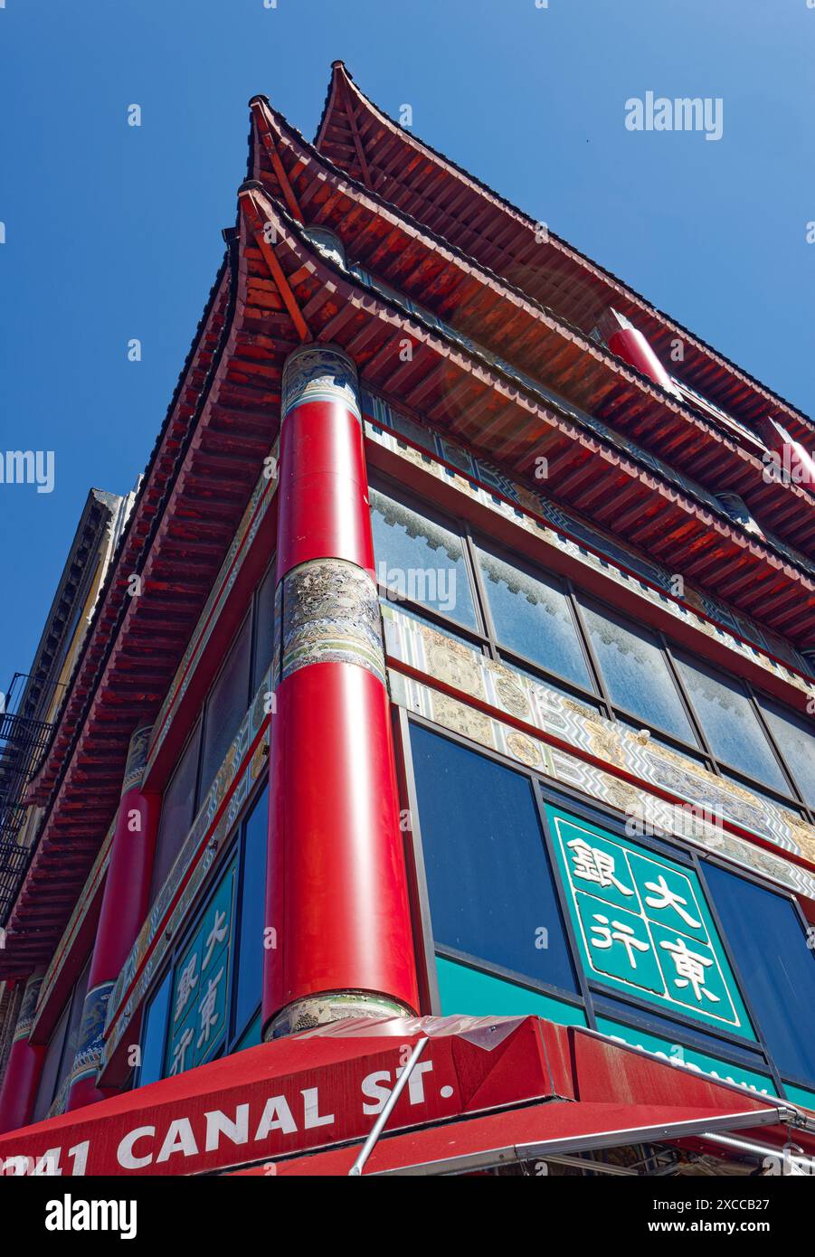 NYC Chinatown: Originariamente Golden Pacific National Bank, questo edificio commerciale in stile pagoda ora ospita anche un negozio di souvenir e un ristorante. Foto Stock