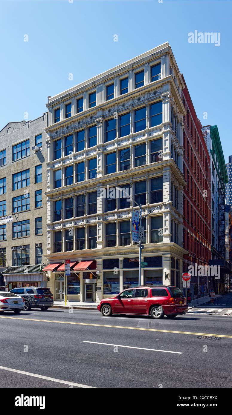 NYC Chinatown: 268 Canal Street, un edificio loft in ghisa simbolo di New York, ora ospita il Charles B. Wang Community Health Center. Foto Stock