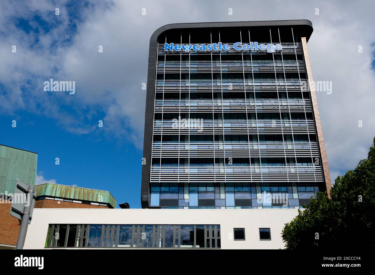 Newcastle Regno Unito: 8 giugno 2024: Newcastle College Rye Hill Campus. Edificio a torre modernizzato in una giornata di cielo azzurro e soleggiato Foto Stock