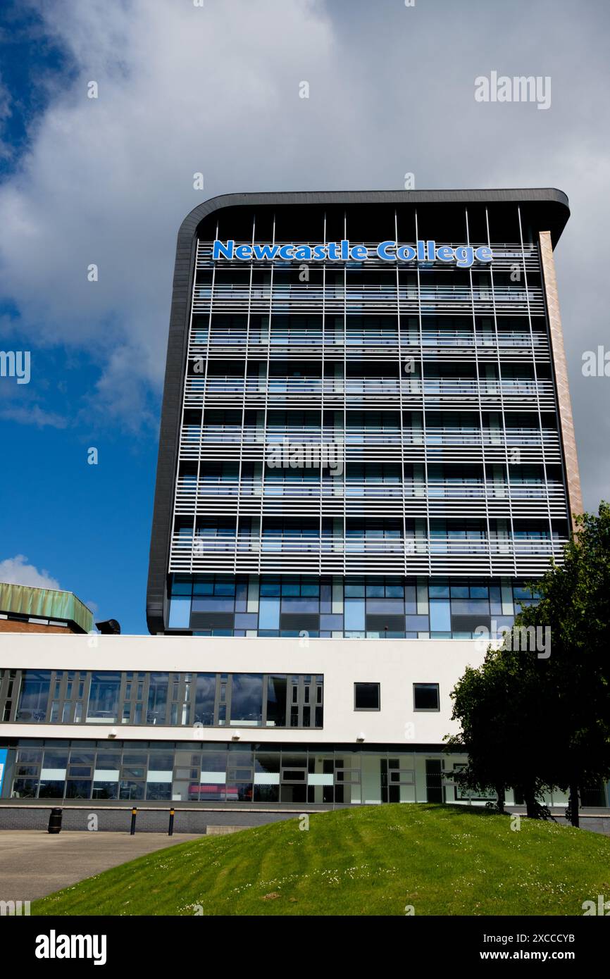 Newcastle Regno Unito: 8 giugno 2024: Newcastle College Rye Hill Campus. Edificio a torre modernizzato in una giornata di cielo azzurro e soleggiato Foto Stock