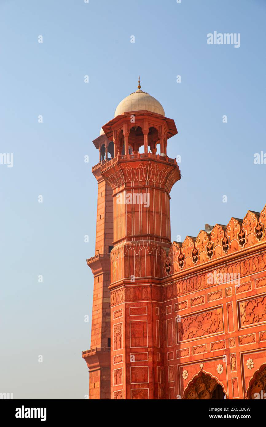 Minareto della moschea Badshahi a Lahore, Punjab, Pakistan. Foto Stock