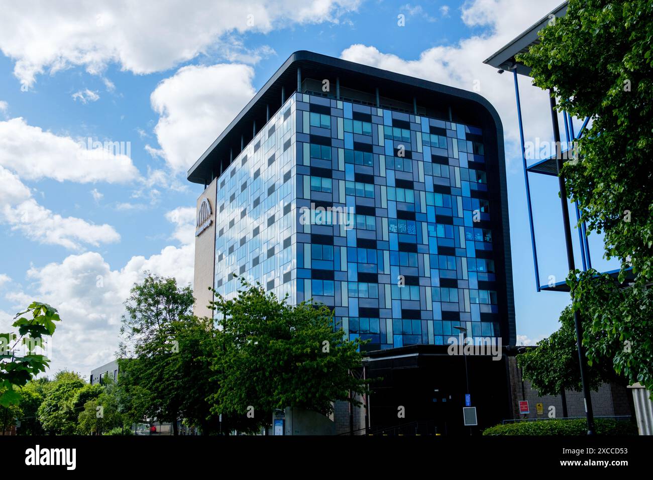 Newcastle Regno Unito: 8 giugno 2024: Newcastle College Rye Hill Campus. Edificio a torre modernizzato in una giornata di cielo azzurro e soleggiato Foto Stock