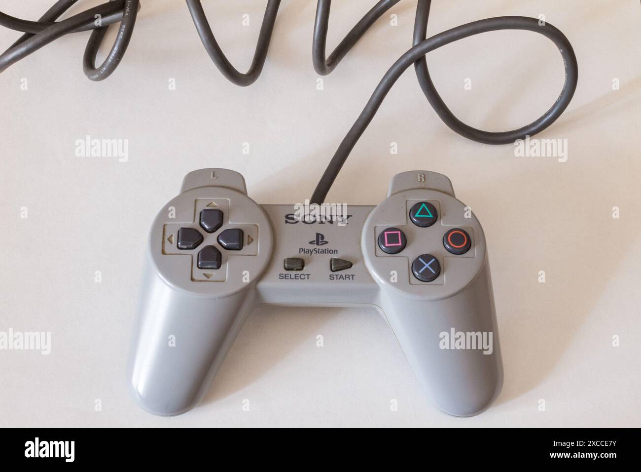 Controller PlayStation Sony degli anni '1990 Foto Stock