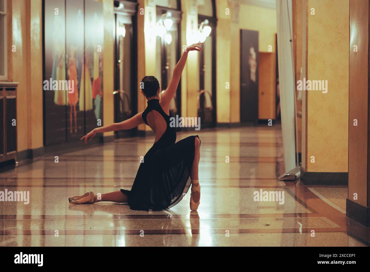 Ballerina nella sala e foyer della sessione fotografica del teatro Foto Stock