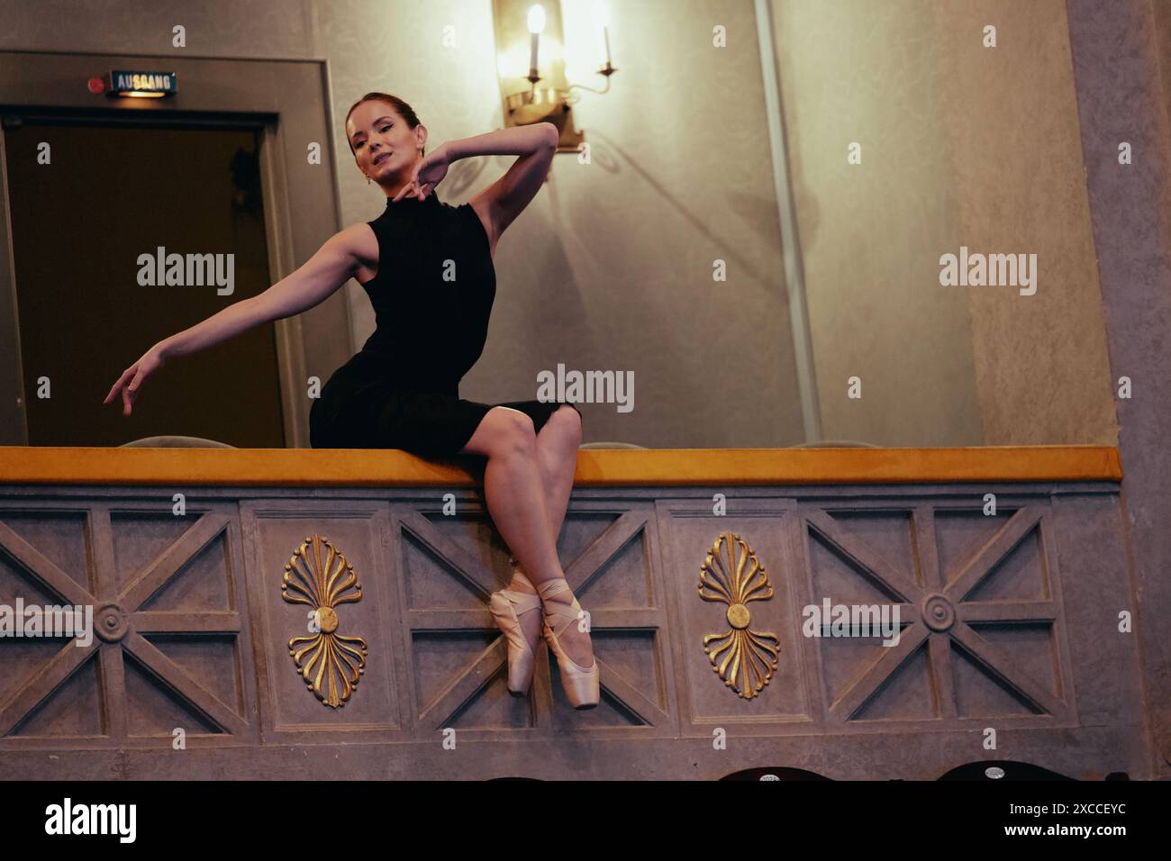Ballerina nella sala e foyer della sessione fotografica del teatro Foto Stock