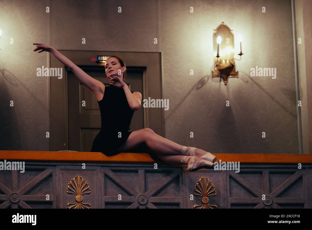 Ballerina nella sala e foyer della sessione fotografica del teatro Foto Stock