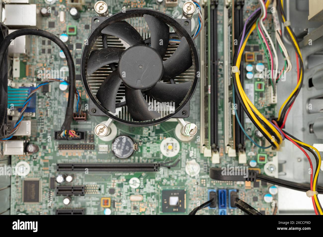 Primo piano della scheda madre del computer e del raffreddatore della CPU: Pakistan - 24 gennaio 2024. Foto Stock