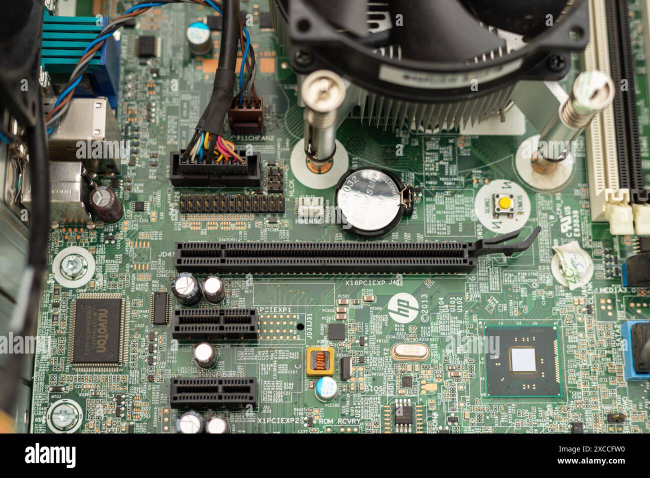 Scheda madre per sistemi desktop con CPU e slot PCI esposti Foto Stock