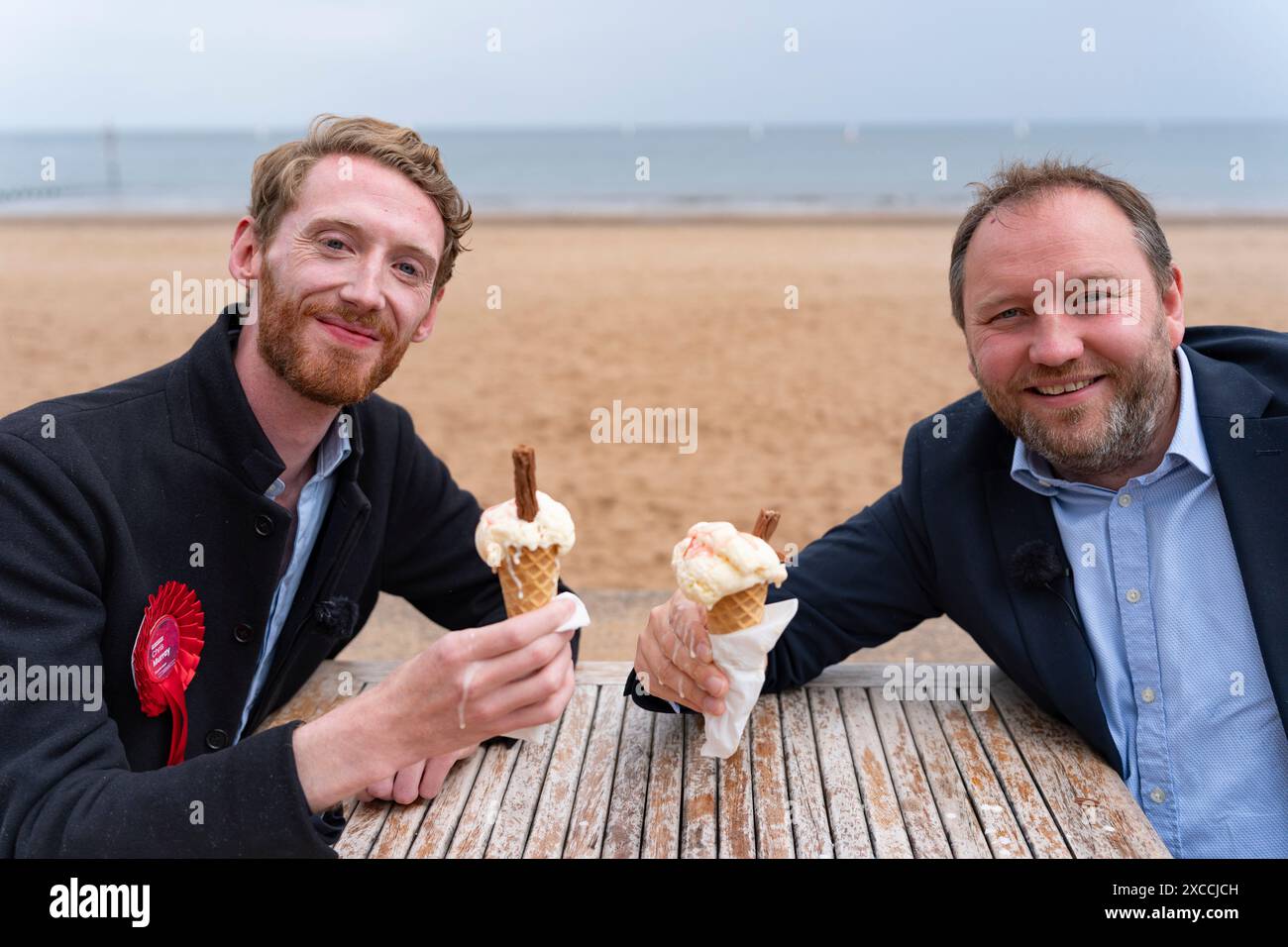 Portobello, Edimburgo, Scozia, Regno Unito. 16 giugno 2024. Ian Murray in visita a Portobello con il candidato laburista per Edinburgh East Chris Murray oggi. Il Segretario della Scozia ombra e copresidente della campagna elettorale generale dei laburisti ha camminato lungo la passeggiata ha visitato i caffè e ha parlato con il pubblico. Il lavoro ha avuto 120.000 conversazioni a due passi da quando sono state convocate le elezioni generali, Ian Murray ha rivelato oggi. . Iain Masterton/Alamy Live News Foto Stock