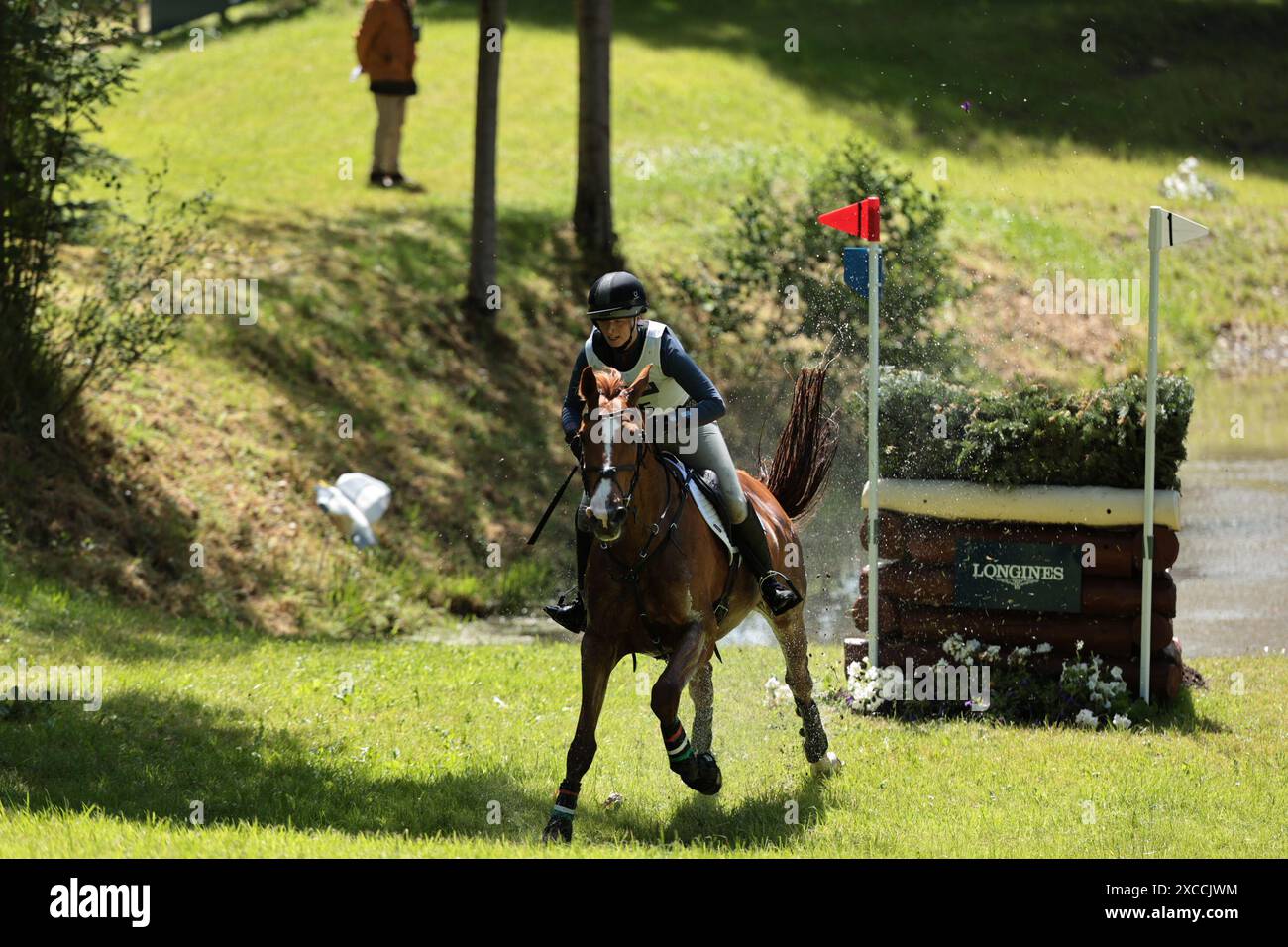 Luhmuhlen, Germania. 15 giugno 2024. Noemi Viola Doerfer dell'Ungheria con Piltown Harry durante il CCI4* cross country ai Longines Luhmuhlen Horse Trials il 15 giugno 2024, Luhmuhlen, Germania (foto di Maxime David - MXIMD Pictures) crediti: MXIMD Pictures/Alamy Live News Foto Stock