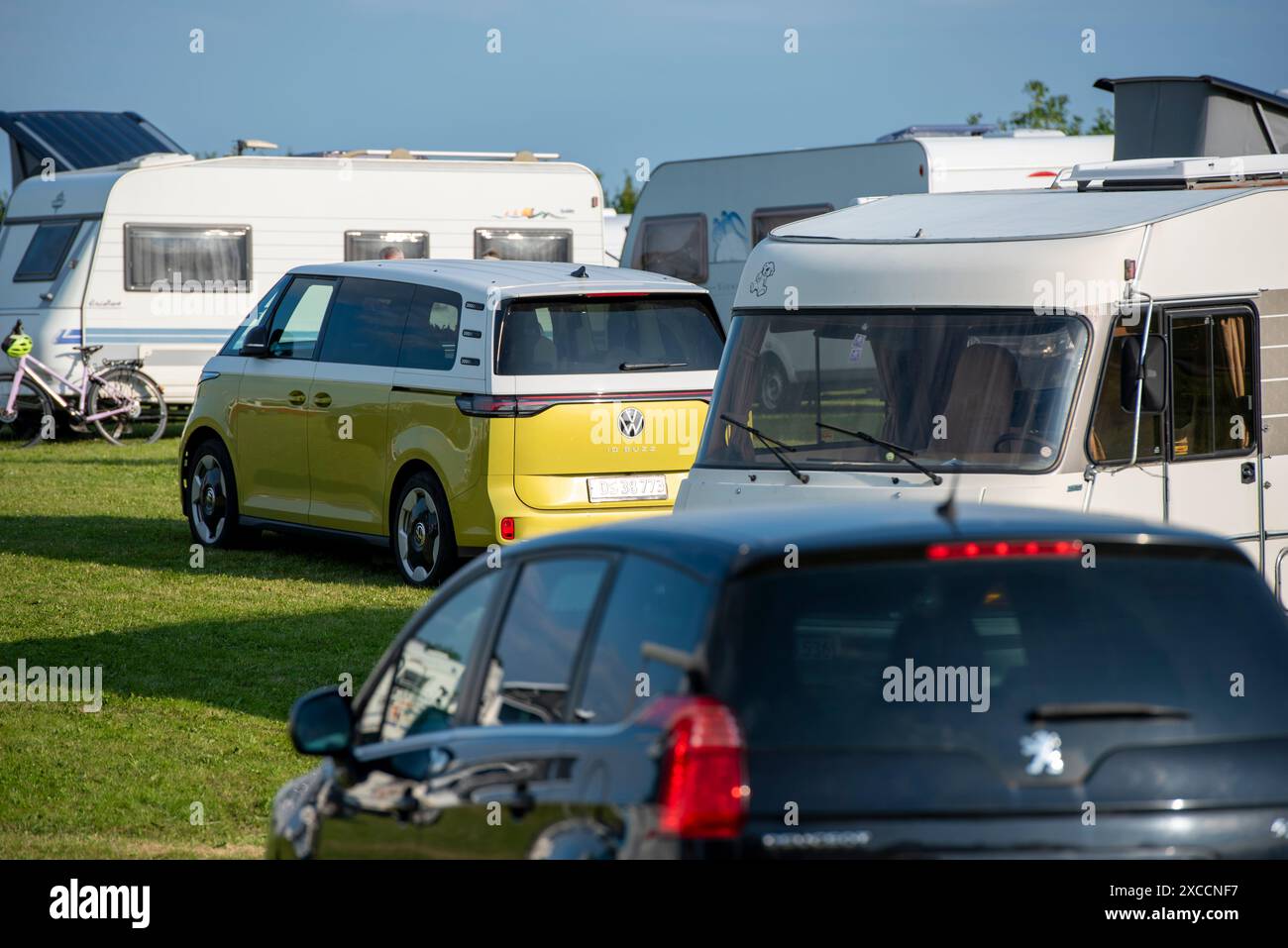 Il nuovo VW camper Bulli California Ocean. Questo camper moderno e versatile combina comfort, stile e innovazione per il massimo del campeggio su strada Foto Stock
