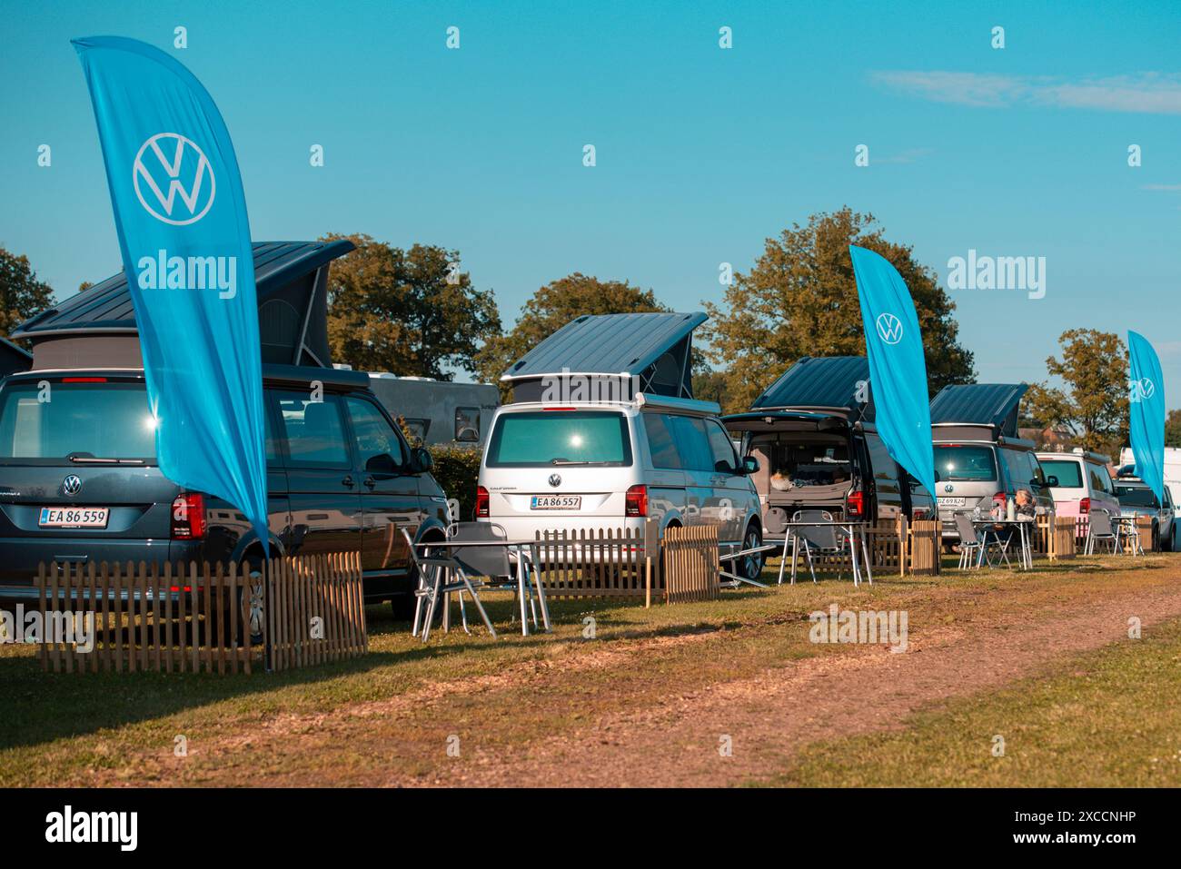 Il nuovo VW camper Bulli California Ocean. Questo camper moderno e versatile combina comfort, stile e innovazione per il massimo del campeggio su strada Foto Stock