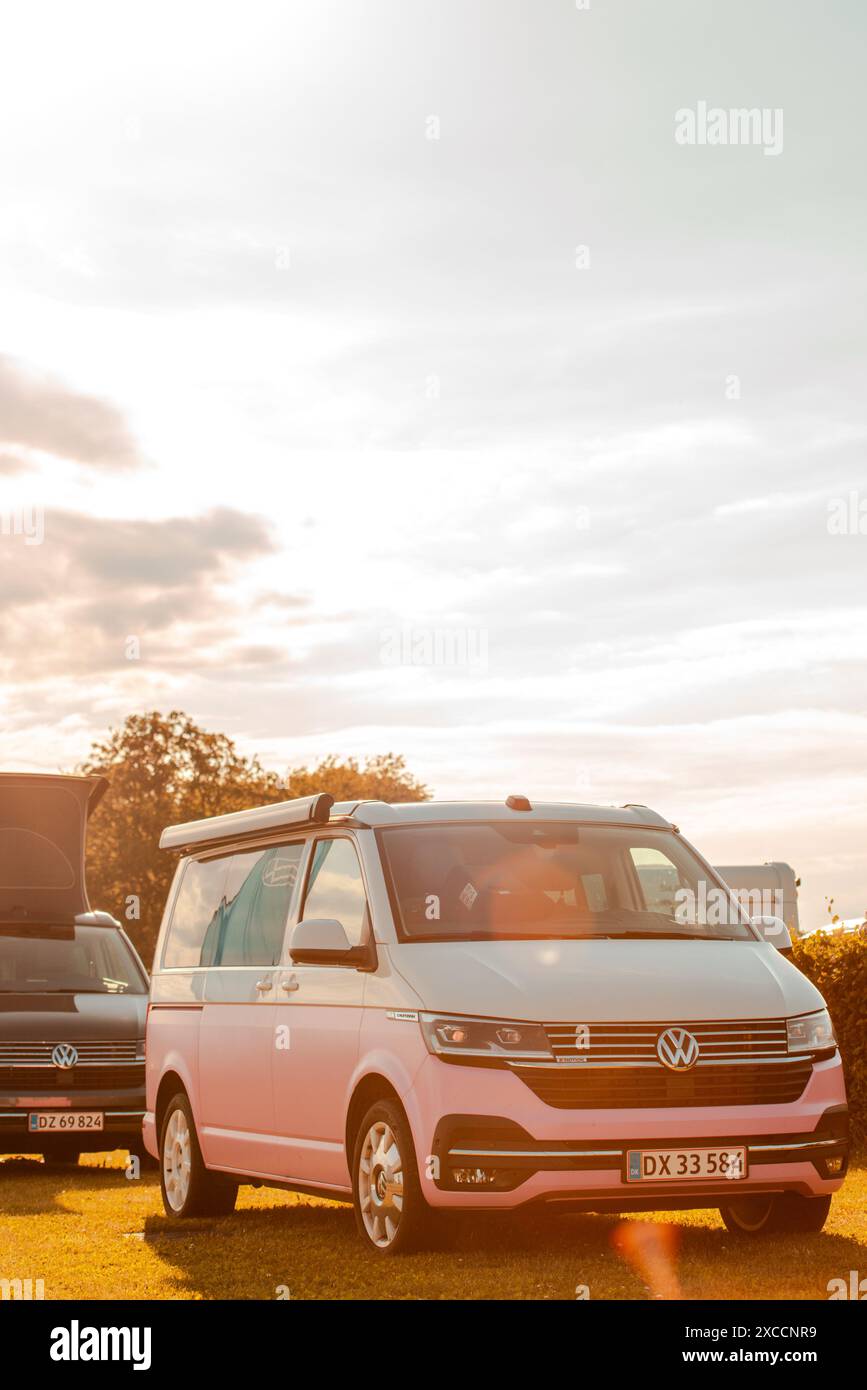 Il nuovo VW camper Bulli California Ocean. Questo camper moderno e versatile combina comfort, stile e innovazione per il massimo del campeggio su strada Foto Stock