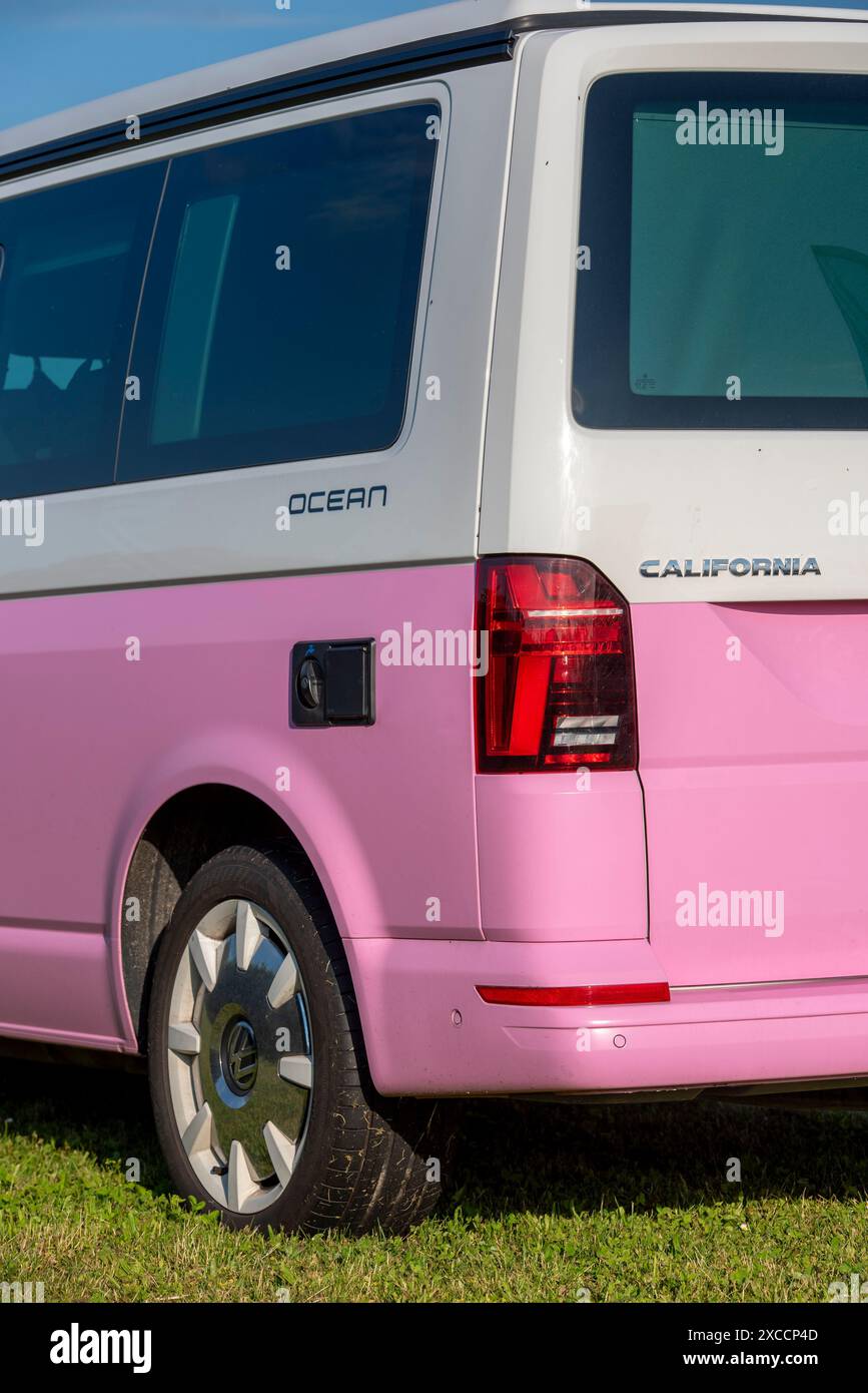 Il nuovo VW camper Bulli California Ocean. Questo camper moderno e versatile combina comfort, stile e innovazione per il massimo del campeggio su strada Foto Stock