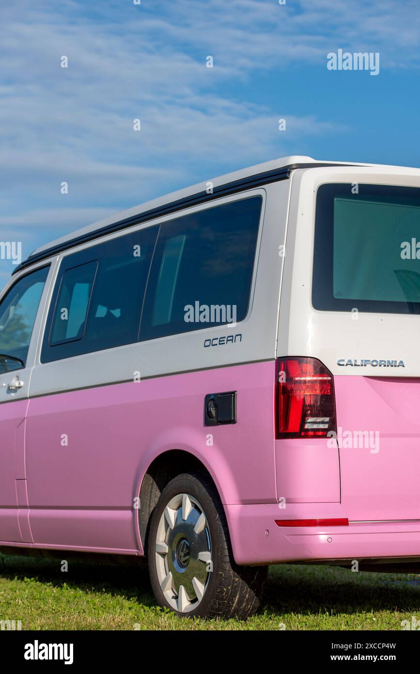 Il nuovo VW camper Bulli California Ocean. Questo camper moderno e versatile combina comfort, stile e innovazione per il massimo del campeggio su strada Foto Stock