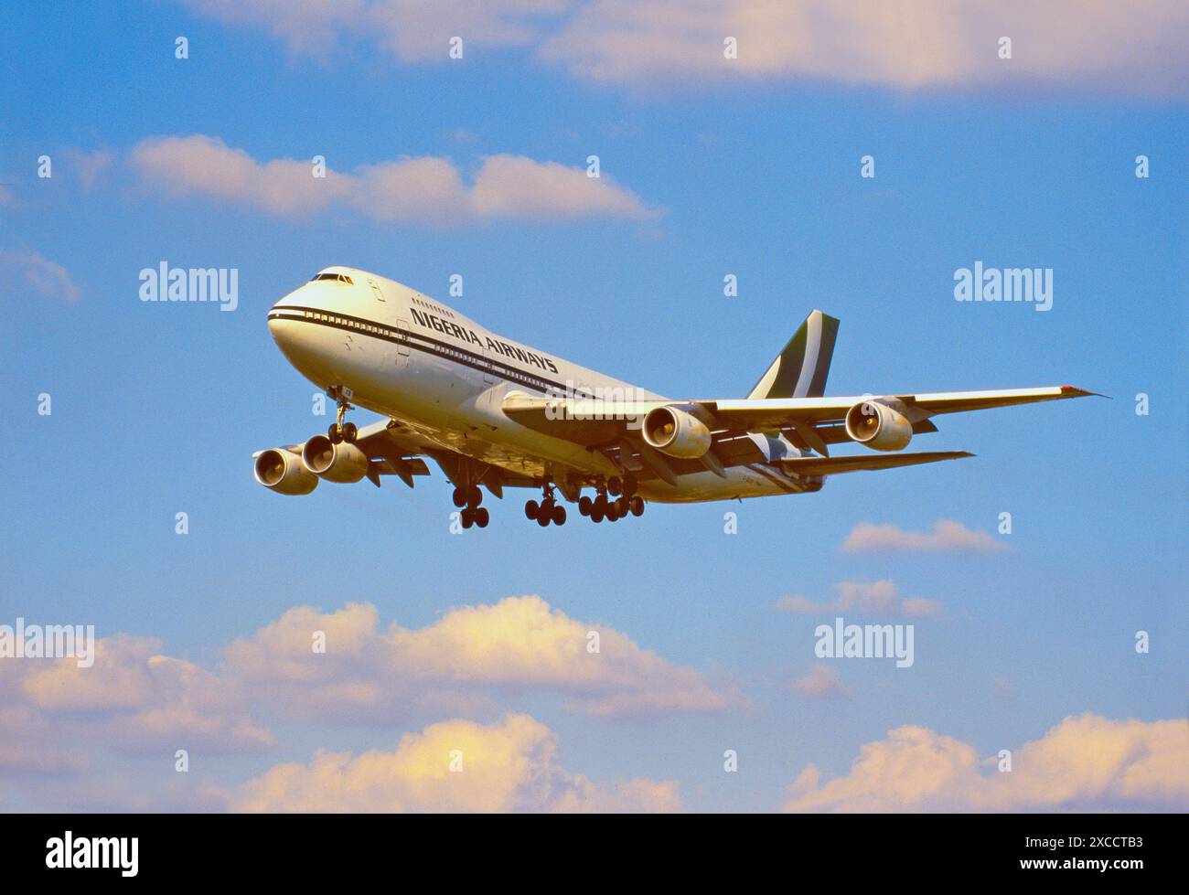 G-BDXB Nigeria Airways/British Airways Boeing 747-236B atterrando a Londra Heathrow il 29 aprile 2000. Foto Stock