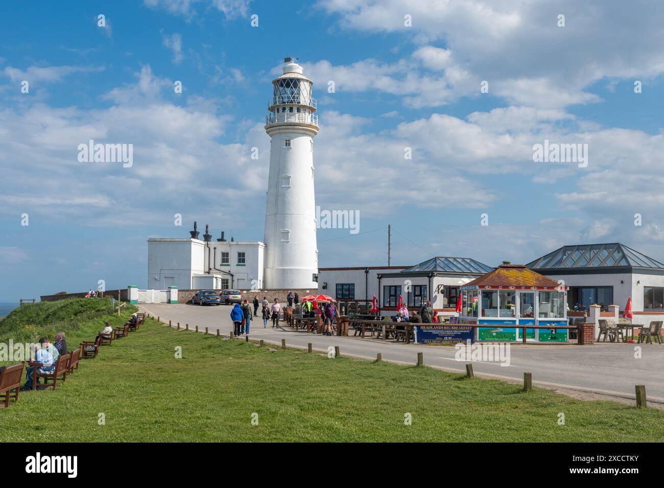 Faro di Flamborough Head, un punto di riferimento sulla costa del promontorio di Flamborough nell'East Yorkshire, Inghilterra, Regno Unito Foto Stock Faro di Flamborough Head, un punto di riferimento sulla costa del promontorio di Flamborough nell'East Yorkshire, Inghilterra, Regno Unito Foto Stock
