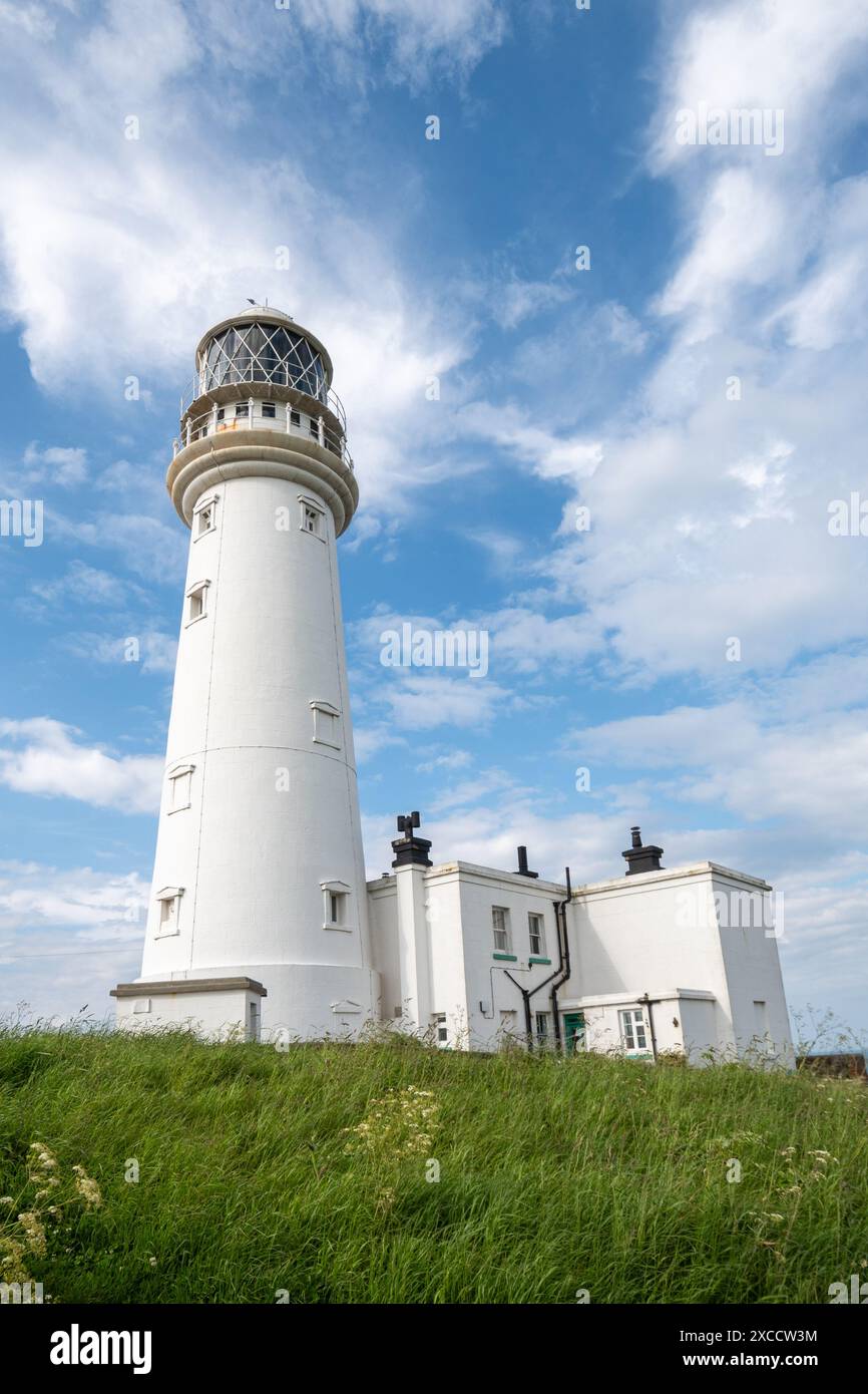 Faro di Flamborough Head, un punto di riferimento sulla costa del promontorio di Flamborough nell'East Yorkshire, Inghilterra, Regno Unito Foto Stock Faro di Flamborough Head, un punto di riferimento sulla costa del promontorio di Flamborough nell'East Yorkshire, Inghilterra, Regno Unito Foto Stock