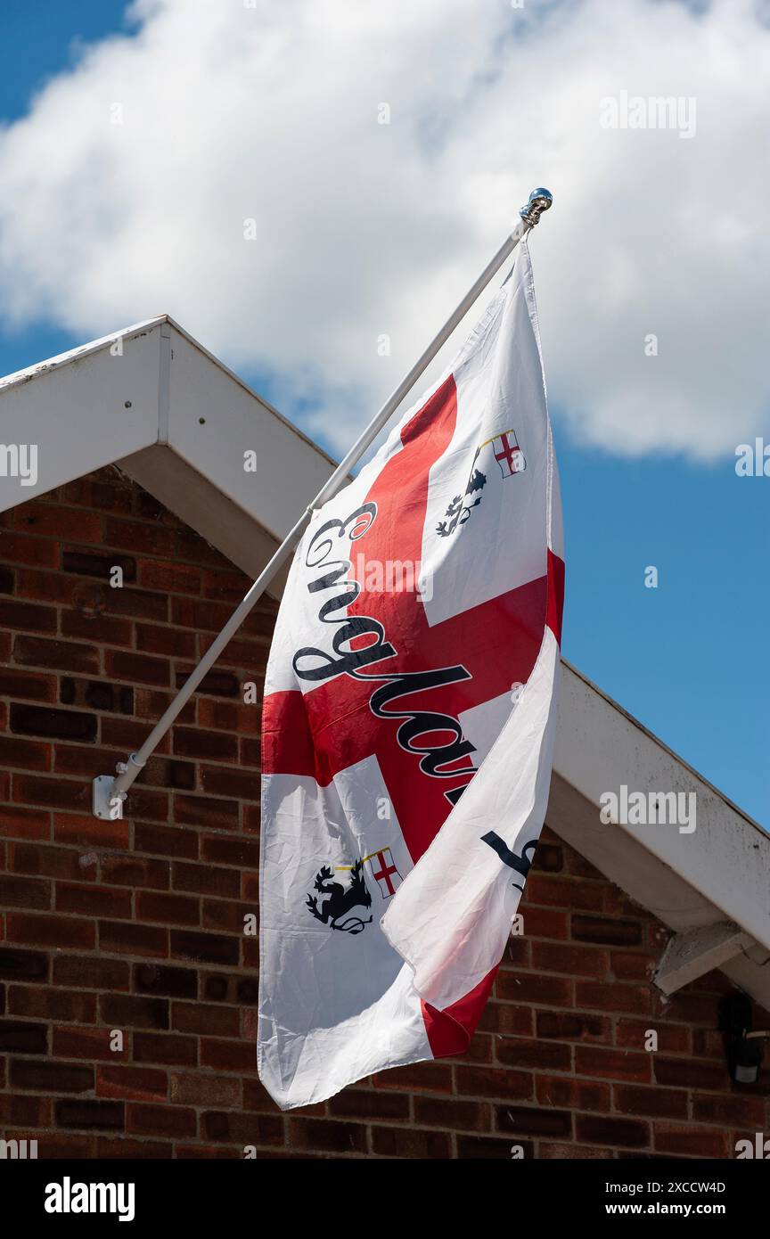 bandiera patriottica dell'inghilterra appesa all'estremità del bungalow ellingham, norfolk, inghilterra Foto Stock