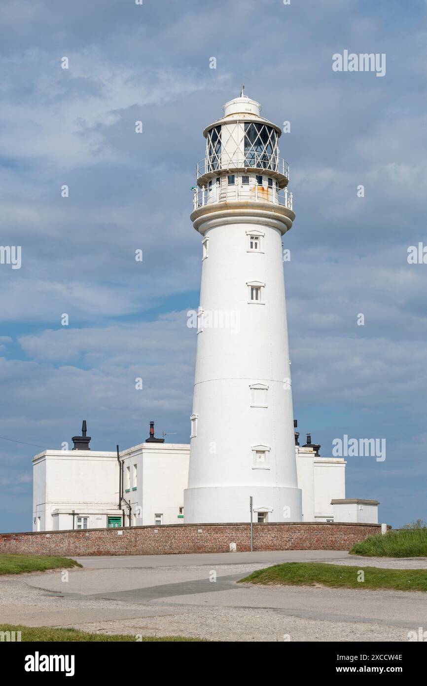 Faro di Flamborough Head, un punto di riferimento sulla costa del promontorio di Flamborough nell'East Yorkshire, Inghilterra, Regno Unito Foto Stock